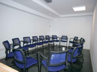 Sala para reuniones en grupo con proyector | Salas de reuniones en Barcelona